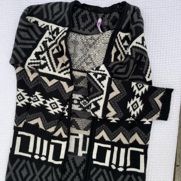 Black and Cream Aztec Warm Winter Cardigan long sweater size medium - Picture 2 of 6